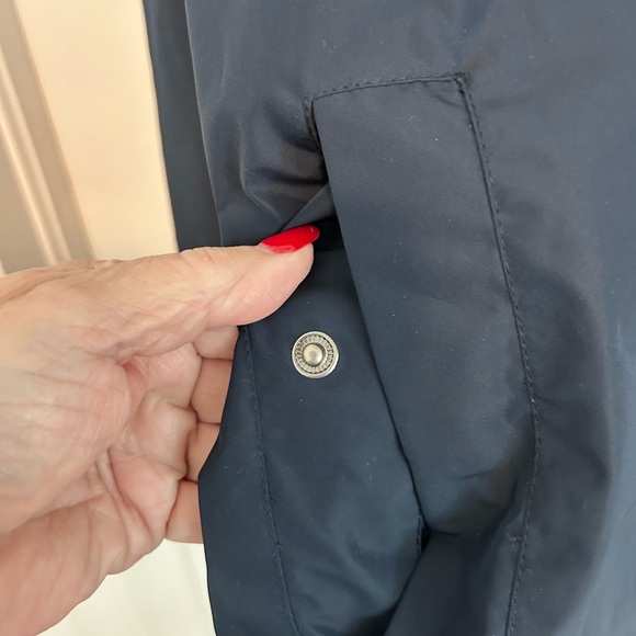 Tommy Hilfiger Men's Windbreaker in Navy with Red and White Stripes Hood Size XL - Picture 5 of 14